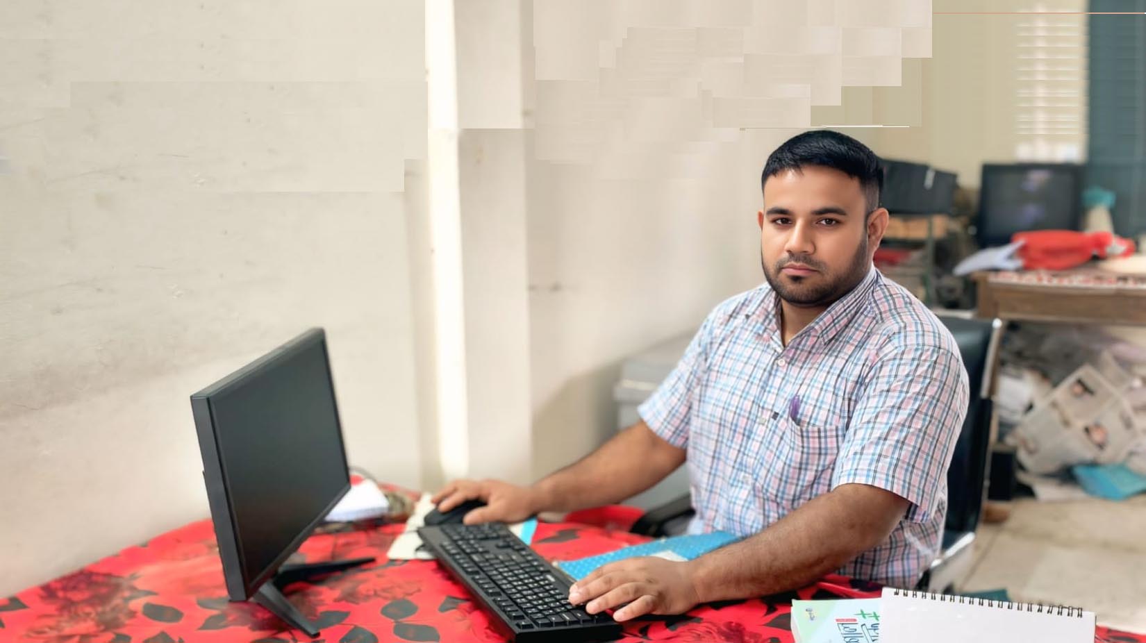 অফিস সহকারী কর্মরত